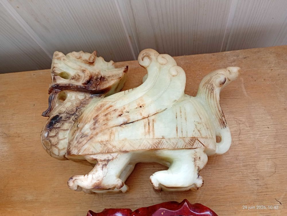 statuette en jade forme de dragon poser sur son socle 