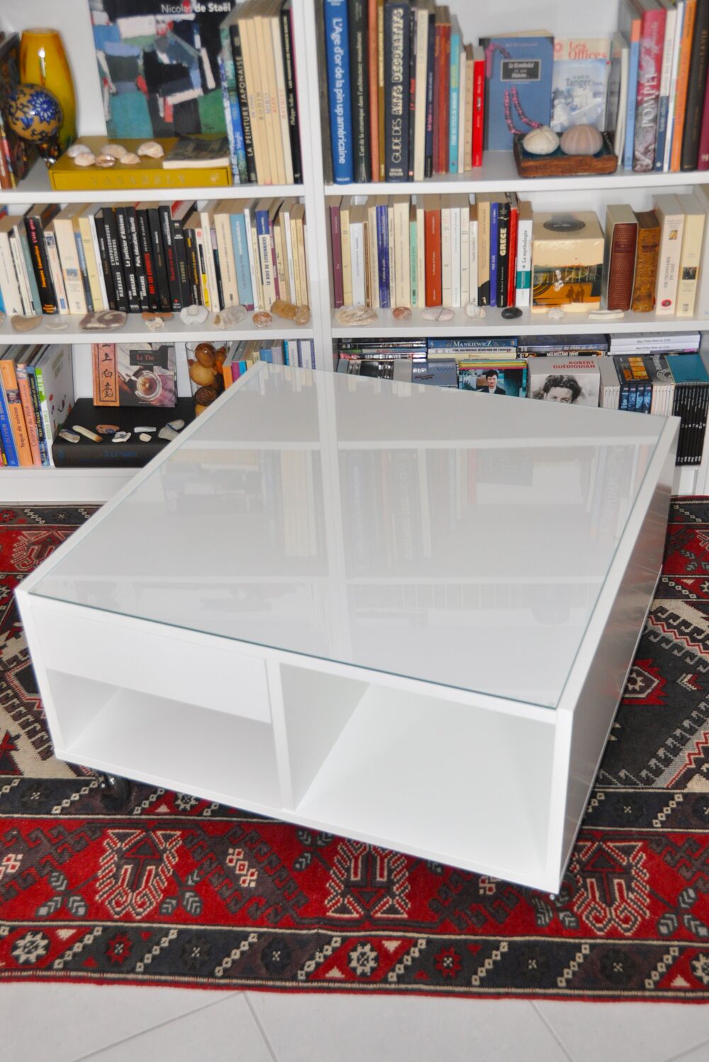 Table basse stratifi&eacute; blanc, &agrave; roulettes. Meubles