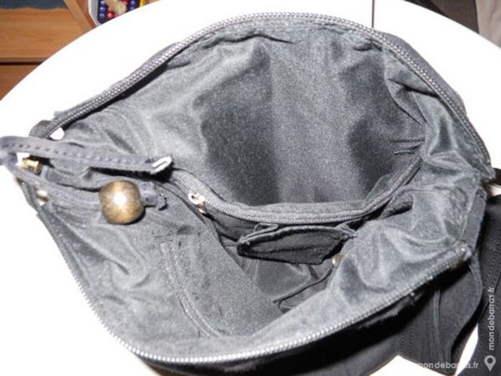 Sac bandoulli&egrave;re noir avec d&eacute;cors devant Maroquinerie