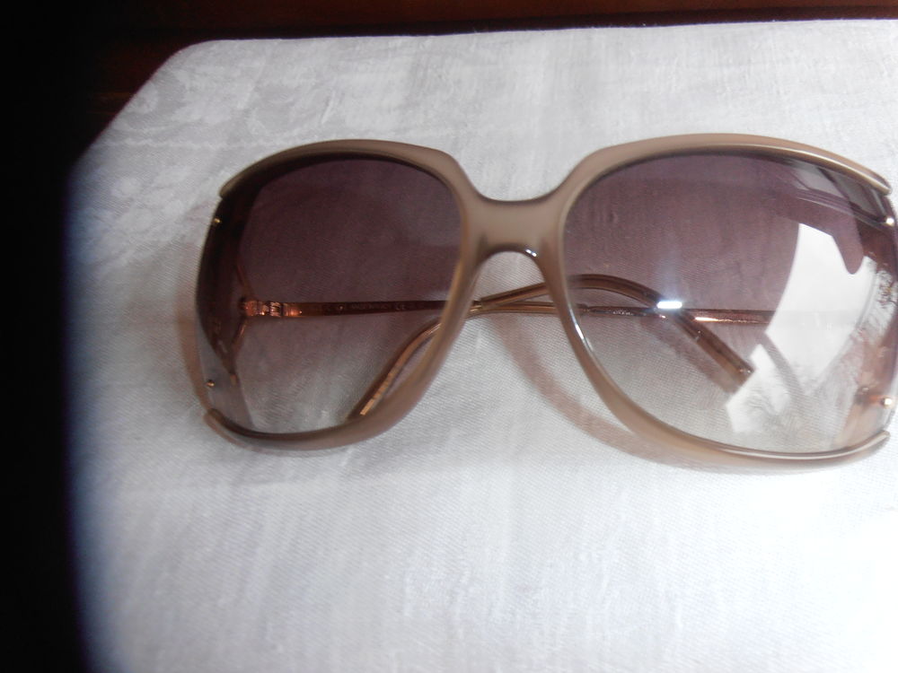 Paire de lunettes solaires inscription GUESS (27) Maroquinerie