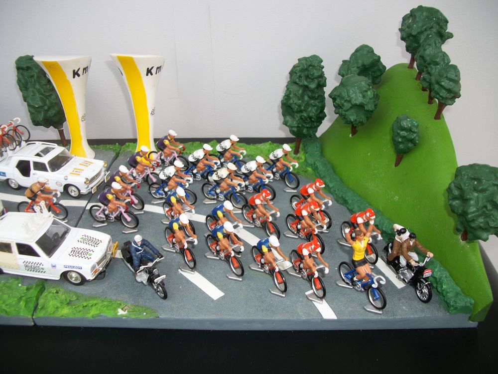 Cyclistes. Miniatures. Figurines. Jouets. Diorama. Norev. 