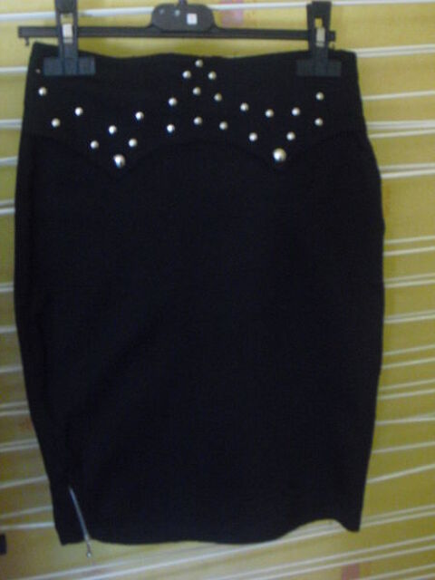 jupe noire (taille cloutée et zip en bas sur coté) 5 Lyon 5 (69)