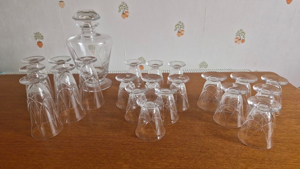SERVICE VERRES ET CARAFE FINEMENT GRAVES EN CRISTAL VINTAGE Cuisine