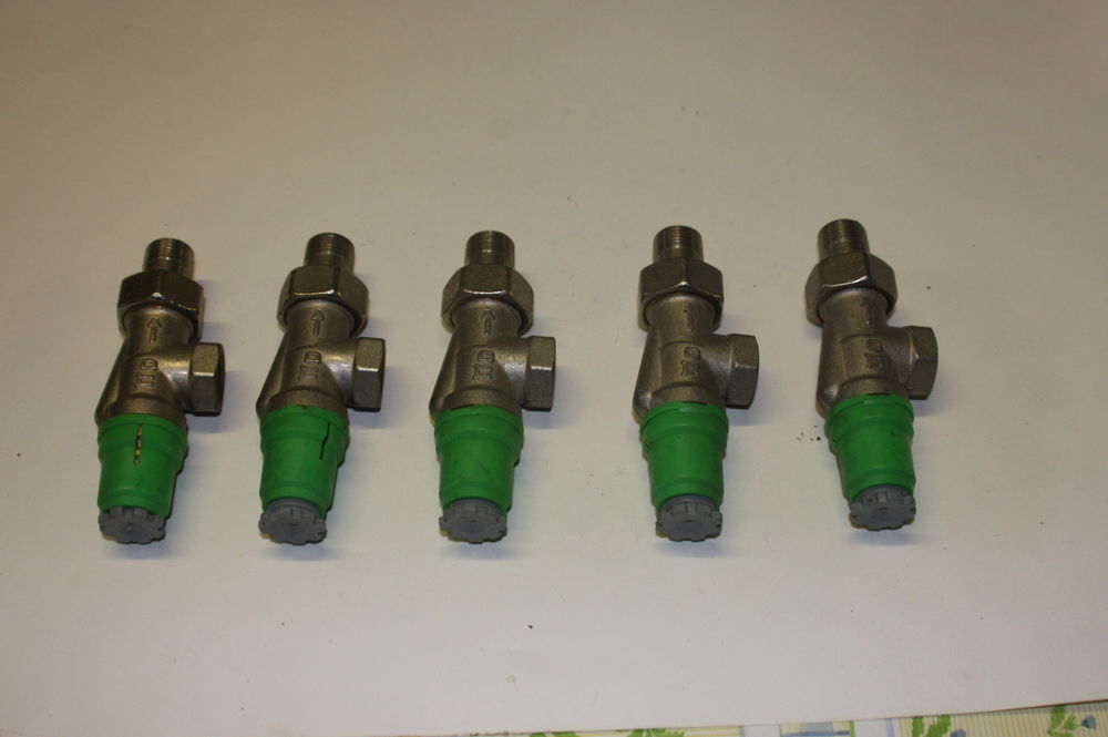  lot de 5 robinets neufs &eacute;querre invers&eacute; 12/17 DANFOSS Bricolage