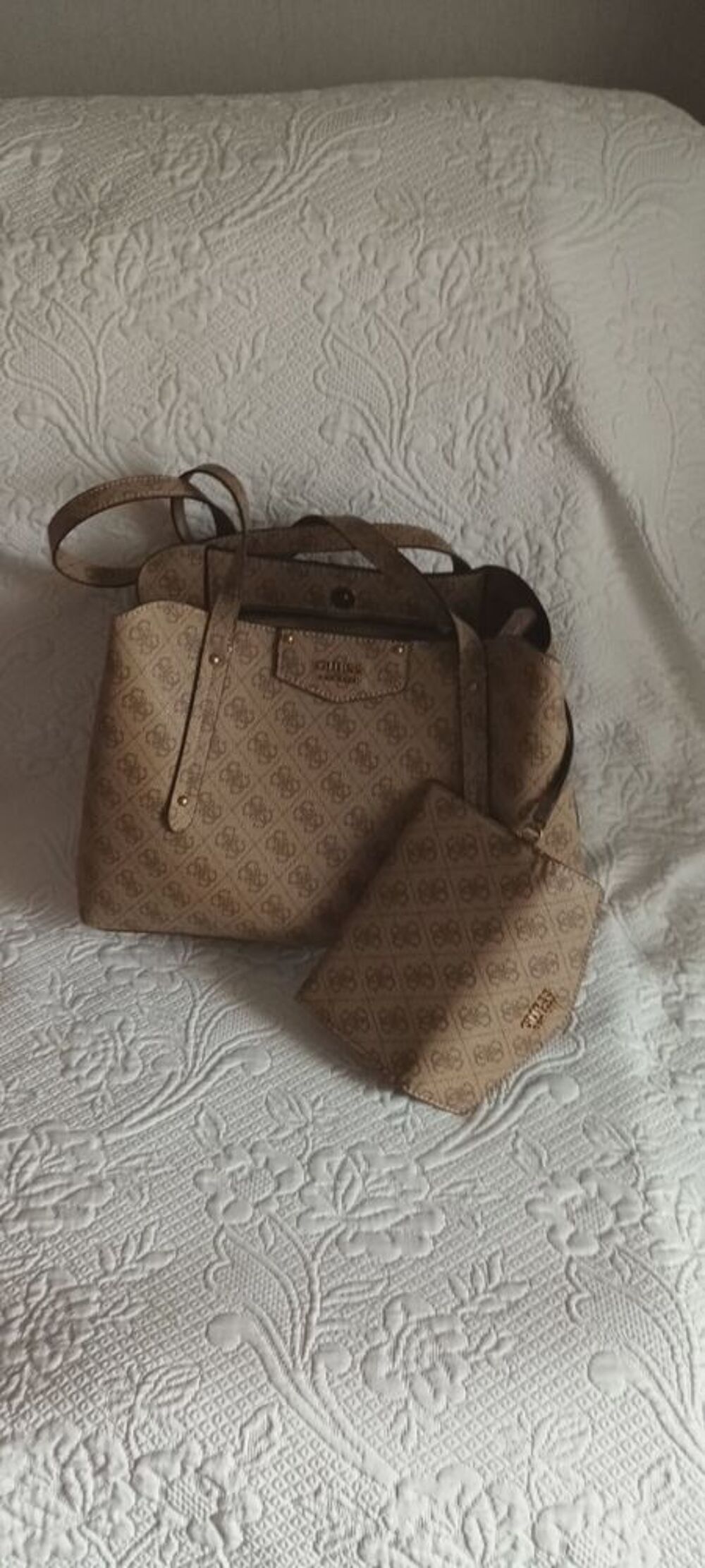 SAC &agrave; main marque GUESS
Maroquinerie