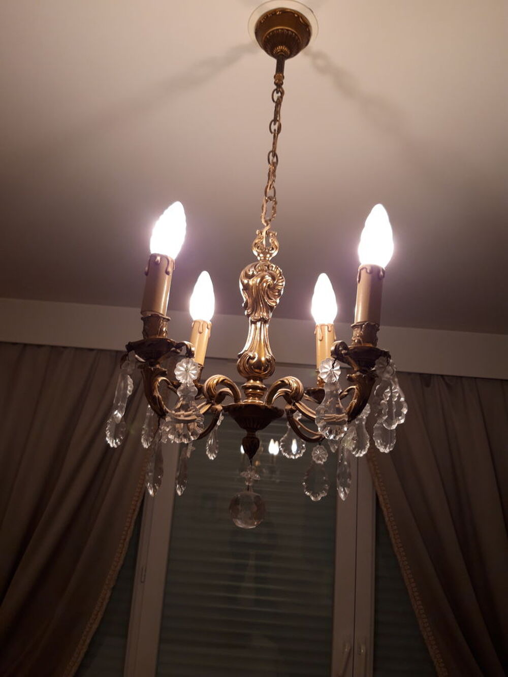 Lustre &agrave; pampilles en bronze dor&eacute;, style Louis XV Décoration