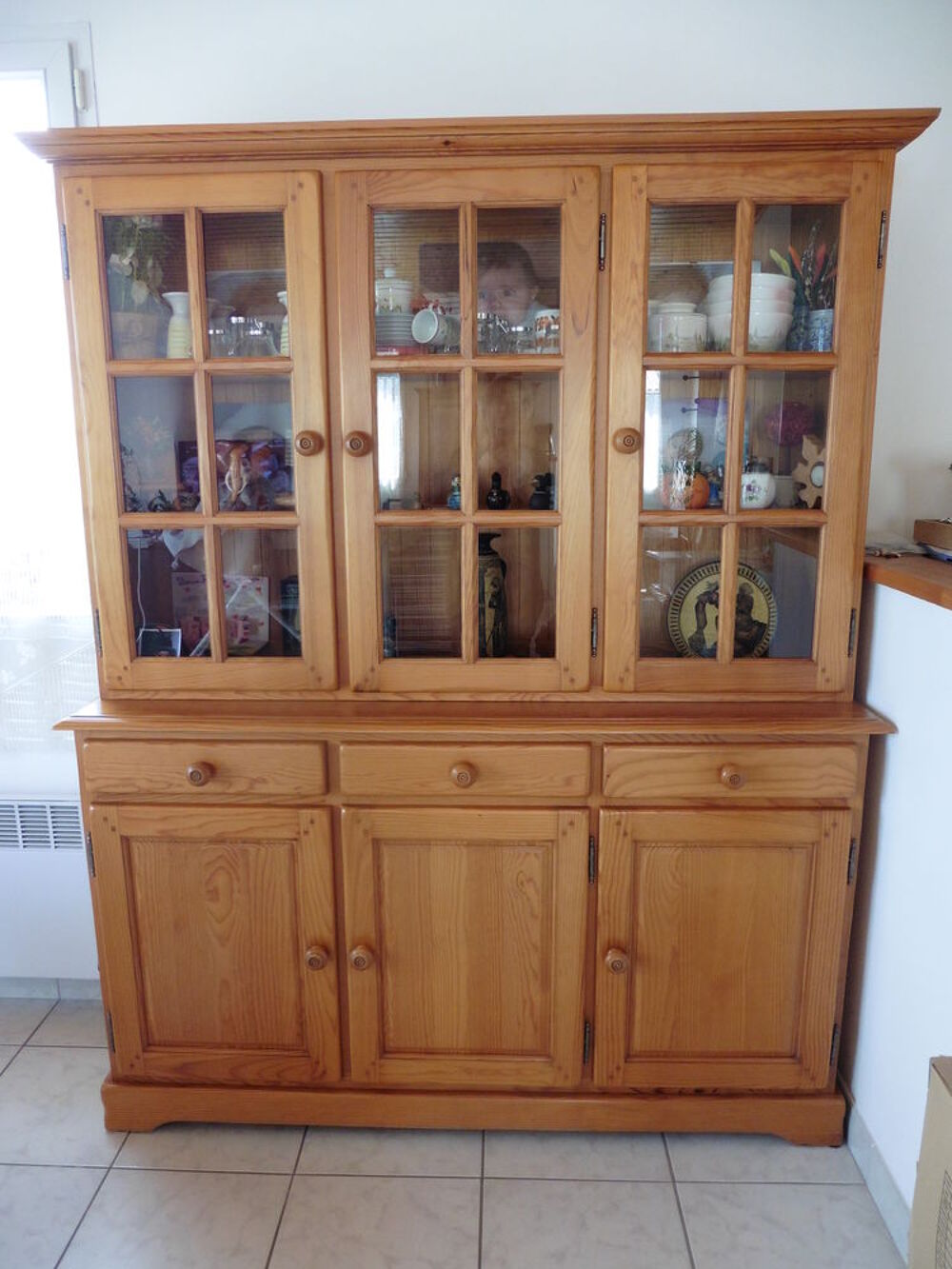 Ensemble vaisselier, table ronde et 4 chaises paill&eacute;es TBE Meubles