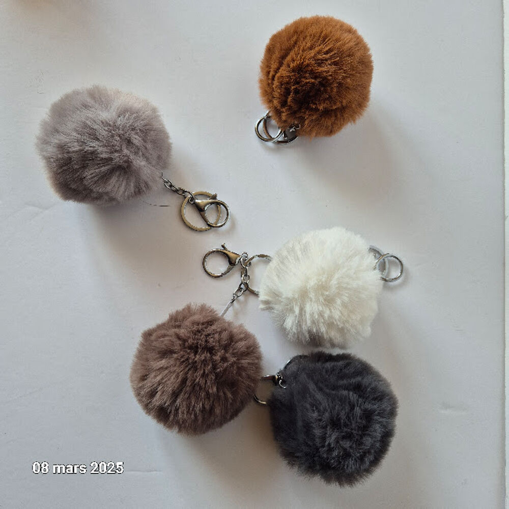 Lot de 5 Porte-cl&eacute;s pompon de couleurs diff&eacute;rentes en fourru Décoration