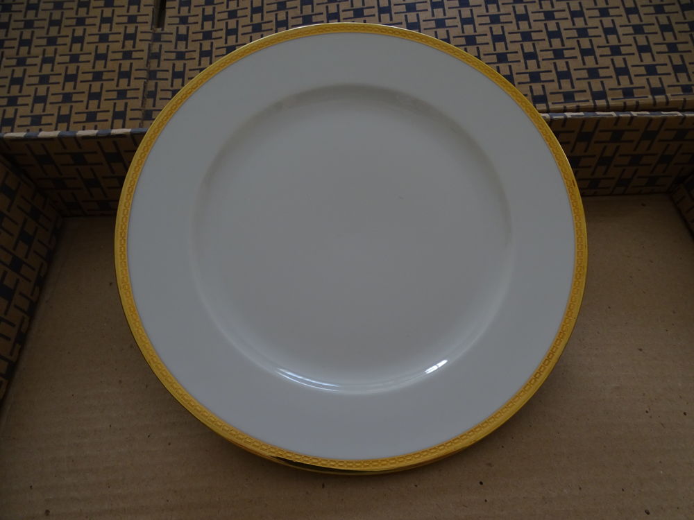 SERVICE DE TABLE EN PORCELAINE DE LIUMOGE AVEC LISERET OR Cuisine