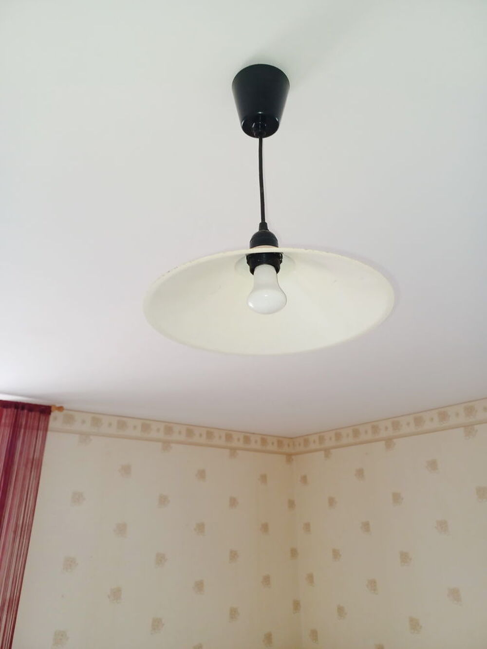 3 suspensions : opaline / verre et bois / m&eacute;tal Meubles