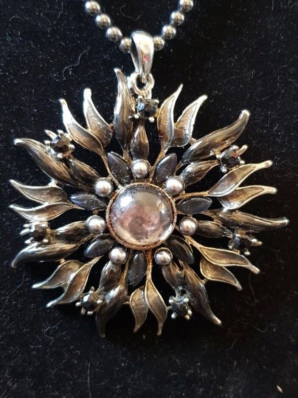 Collier fleur noirs et argent&eacute; neuve collier perles m&eacute;talliq Bijoux et montres