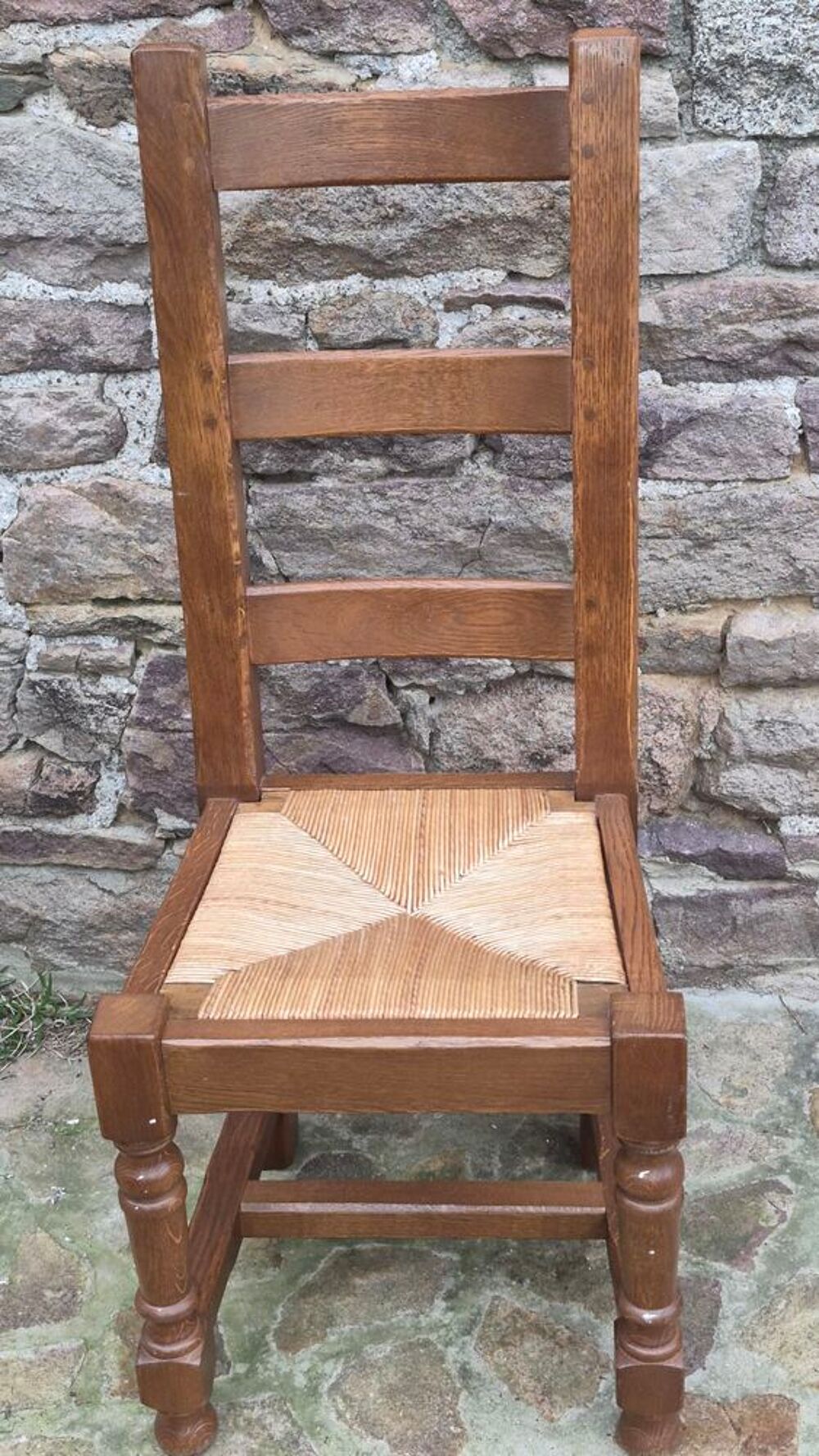 4 chaises en ch&ecirc;ne massif avec assises en paille tress&eacute;e Meubles
