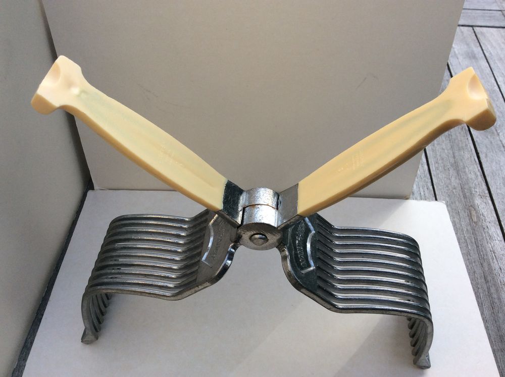 Pince &agrave; viande vintage Manutranch' alu ann&eacute;es 1960 