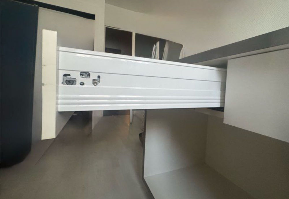 bureau blanc avec roulettes et tiroirs Meubles