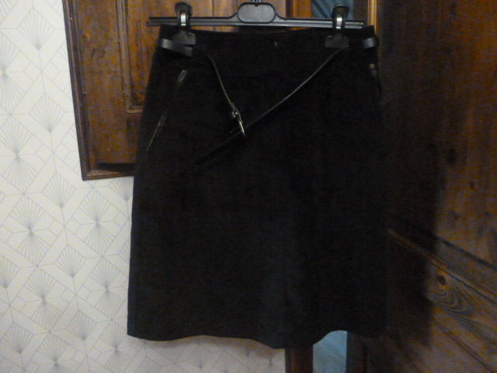 LOT JUPES ET ROBES Vêtements