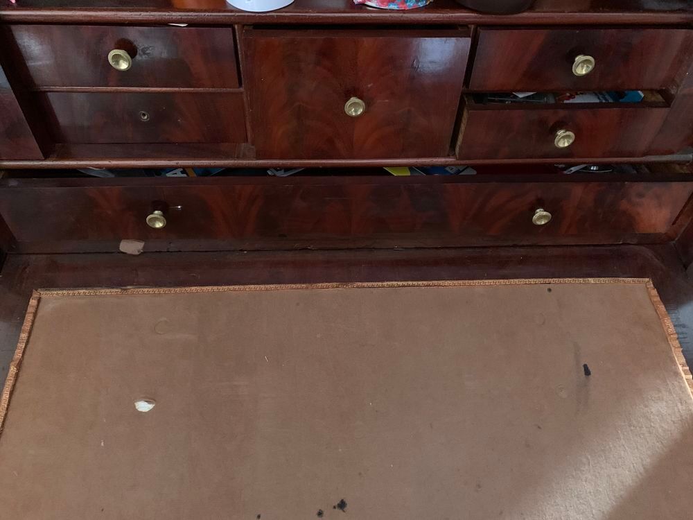 Secr&eacute;taire en acajou, dessus en marbre Meubles