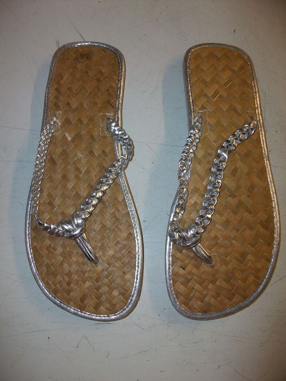 Tongs Argent&eacute;s semelle tress&eacute;e pt38-neuf Chaussures