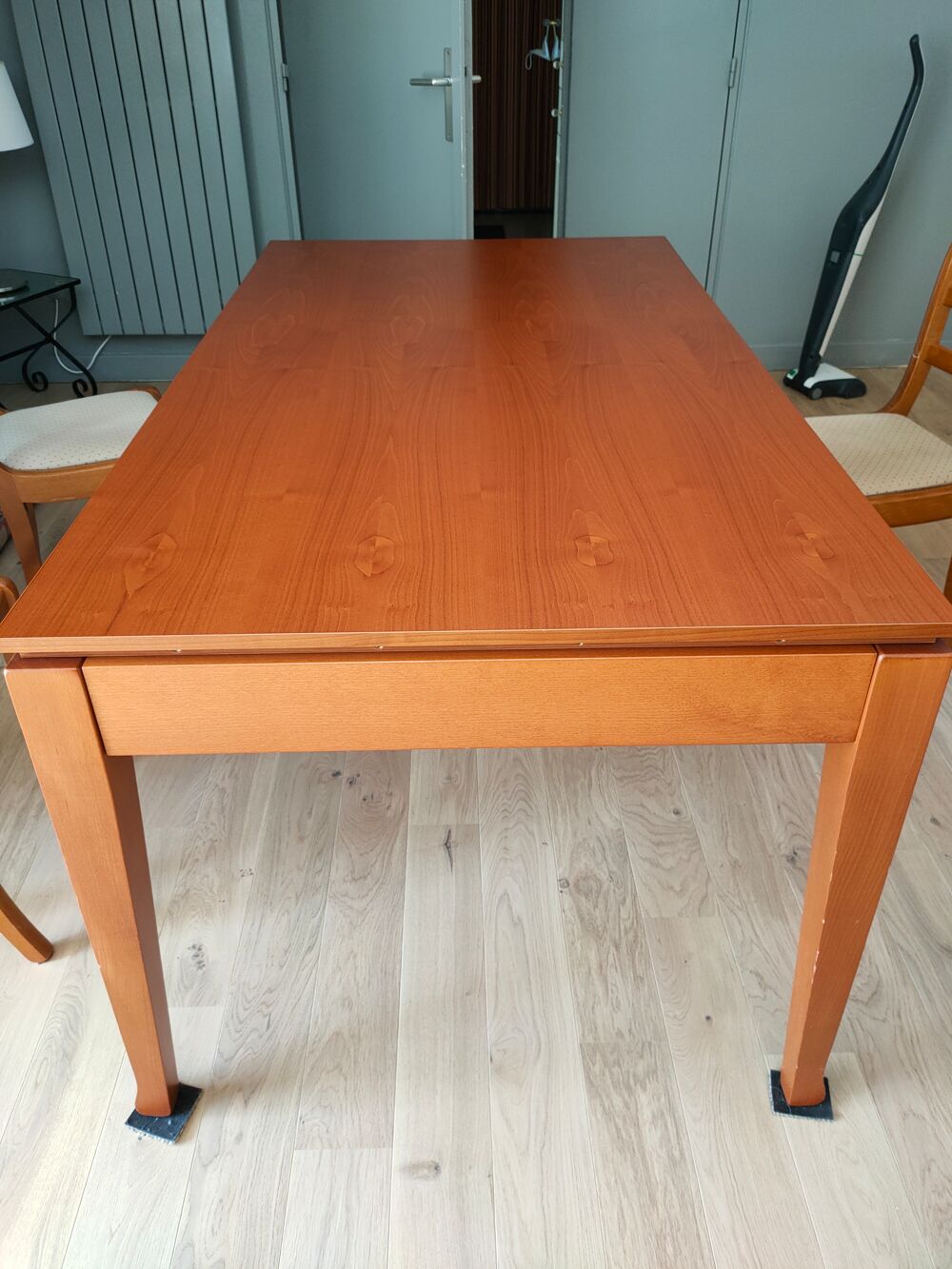 Description
Table de salle &agrave; manger Meubles