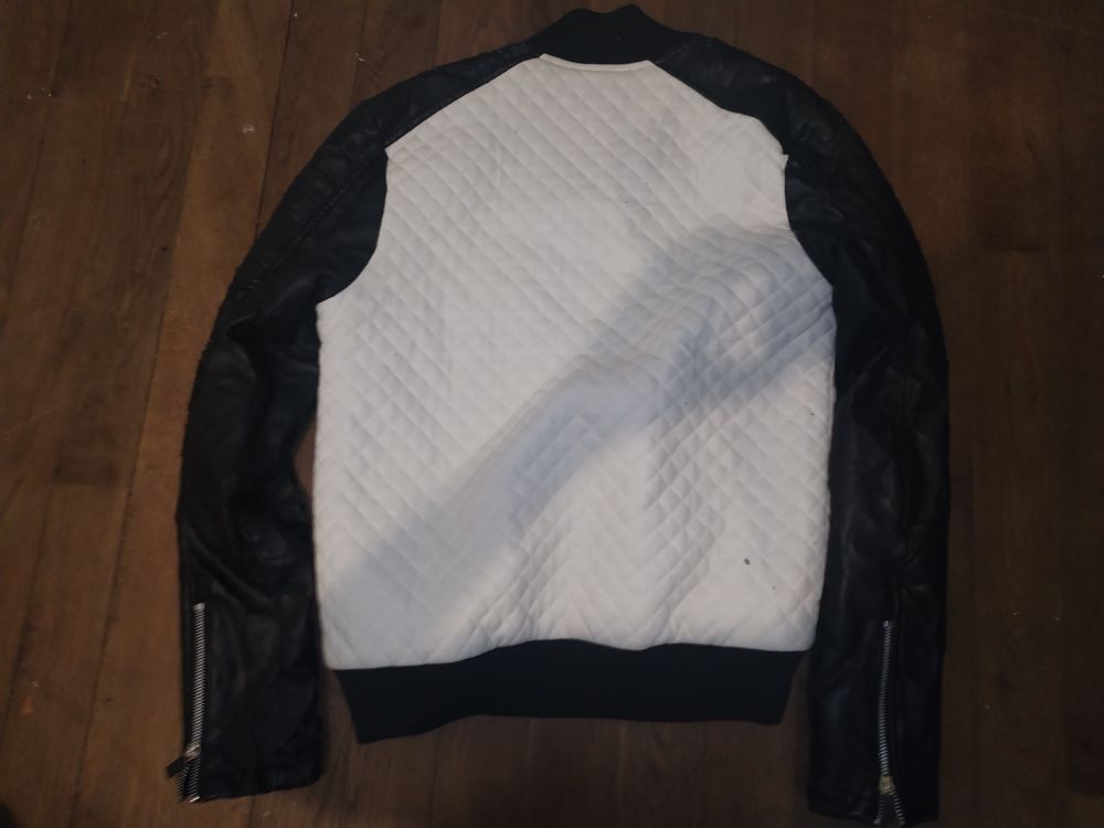 Veste simili cuir noir et blanc id&eacute;al pour r&eacute;cup&eacute;rer Vêtements