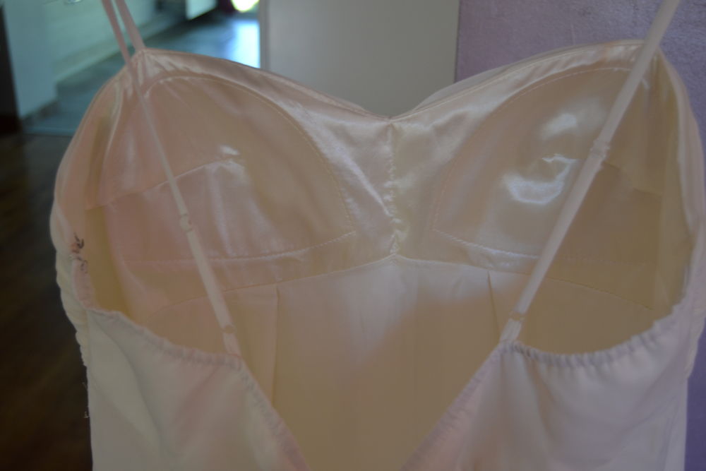 Belle robe habill&eacute;e beige clair Vêtements