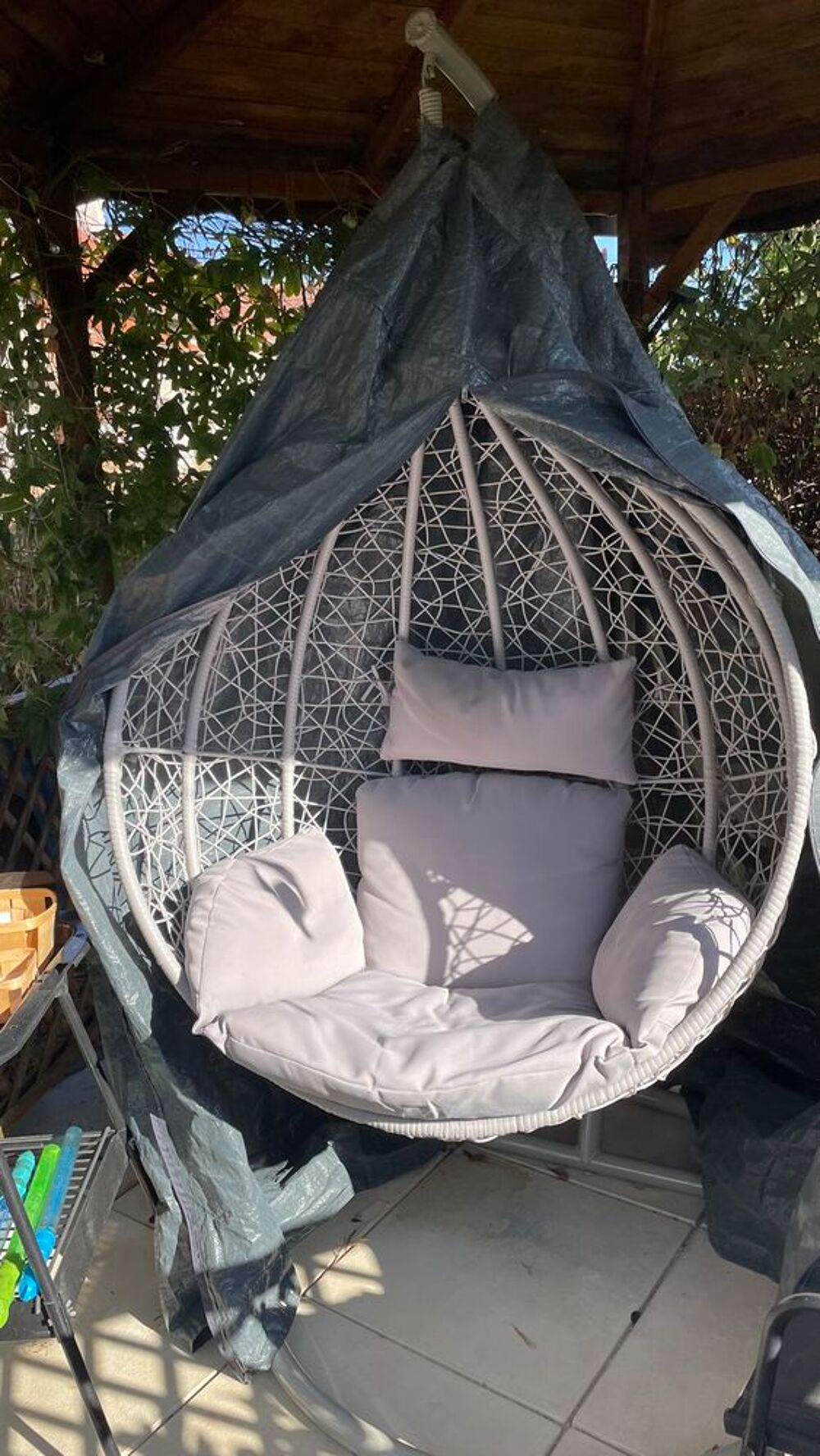 Fauteuil suspendu gris sur socle en m&eacute;tal Meubles