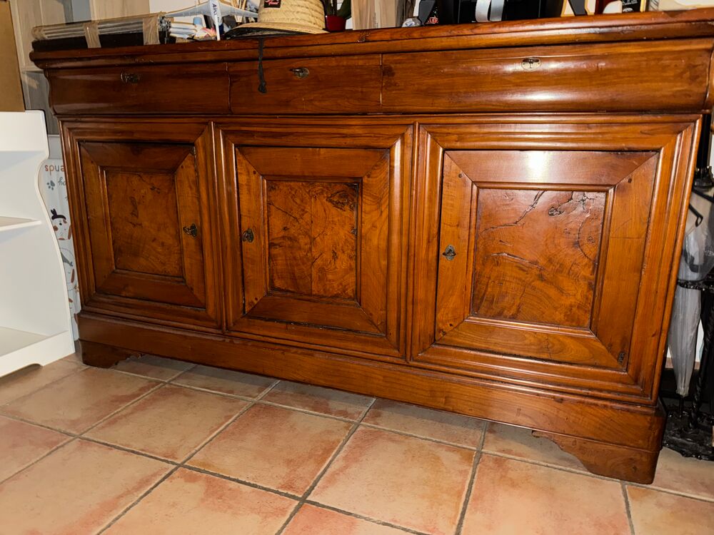meuble de salon avec 3 portes et 3 tiroirs. Meubles