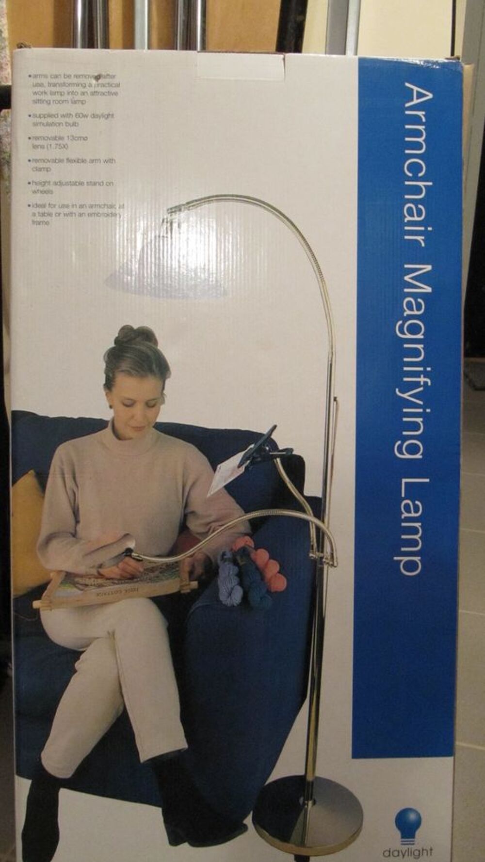Lampadaire de travail NEUF avec loupe et porte carte Meubles