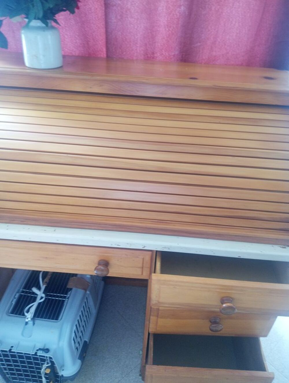 Bureau en bois avec un fermoir en accord&eacute;on Meubles