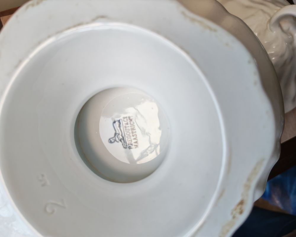Cette pi&egrave;ce est une superbe soupi&egrave;re ancienne en fa&iuml;ence bla Décoration