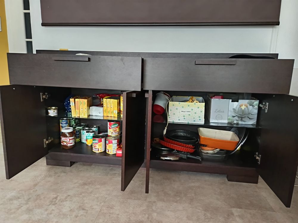 buffet wenge de tr&egrave;s bonne qualit&eacute;
180 cm de longueur, haute Meubles