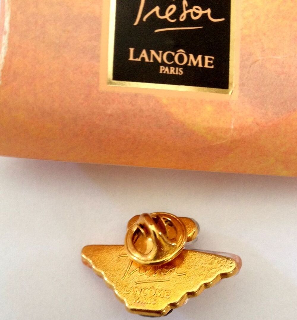 Rare pin's du Parfum "Tr&eacute;sor" de Lanc&ocirc;me
