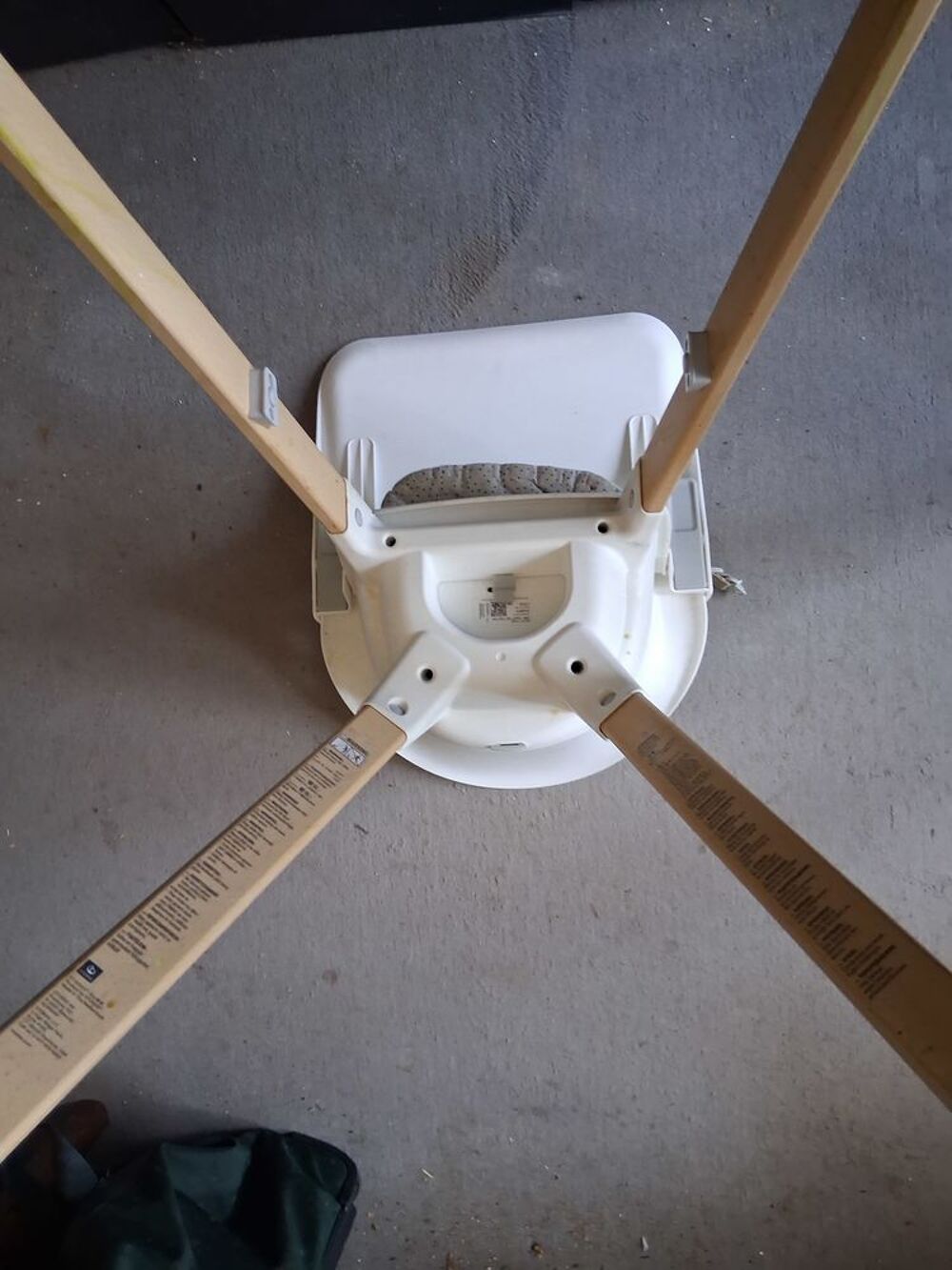 Chaise haute b&eacute;b&eacute; avec ses sangles
Puériculture