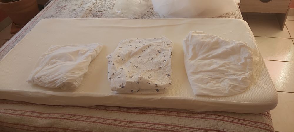 lit, chaise haute et table &agrave; langer pour b&eacute;b&eacute; neufs Puriculture
