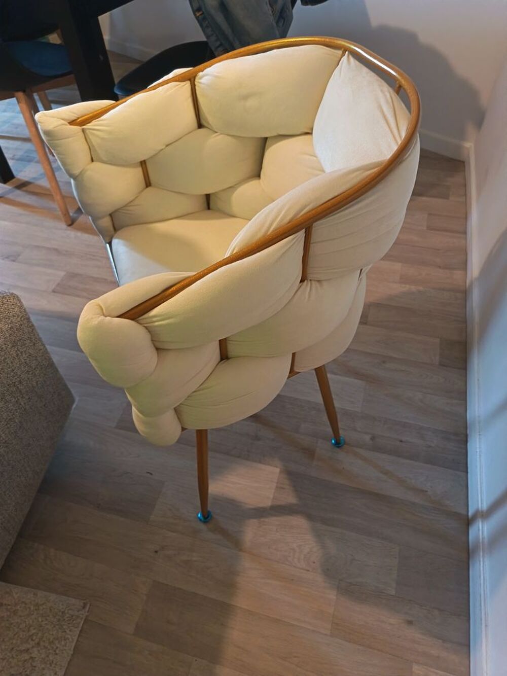 Fauteuil cr&egrave;me et dor&eacute; pour salon Meubles