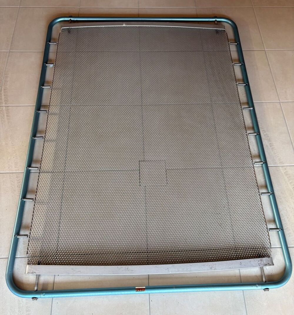Lit de 140 et sommier m&eacute;tallique Meubles