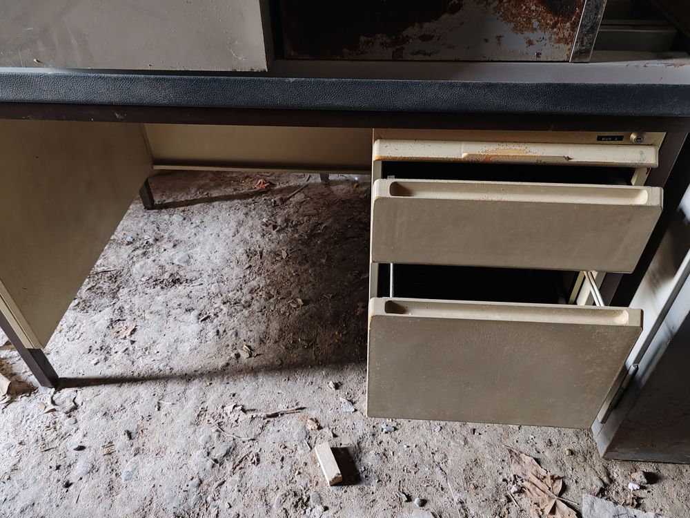 bureau m&eacute;tallique avec ttiroir Meubles
