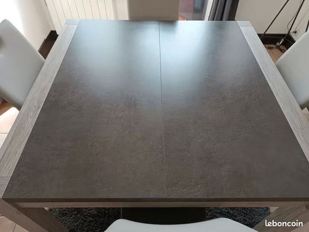 Table carr&eacute;e avec 4 chaises Meubles