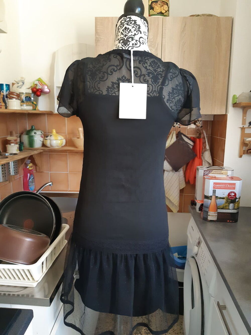 robe doubl&eacute;e NEUVE PLUMETIS GALON NOIRE taille 34 Vêtements