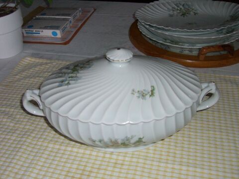 Soupi�re en porcelaine fine de Limoges 150 Jouy-en-Josas (78)