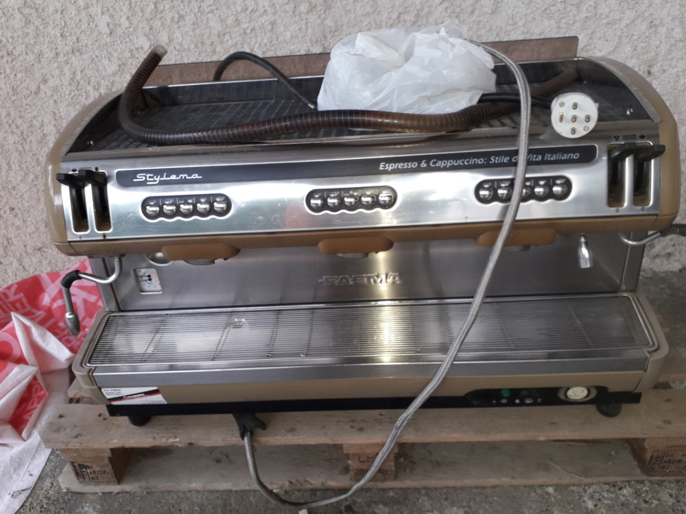 cafeti&egrave;re de bar fonctionne au 380 Volts Electroménager