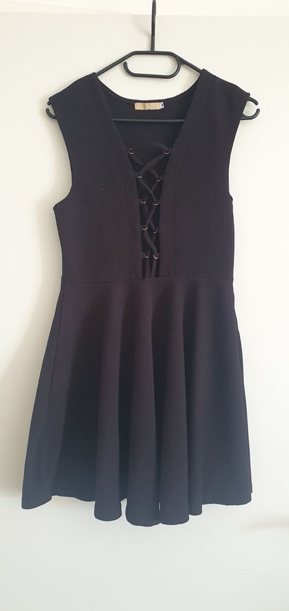 Robe noir d&eacute;collet&eacute;e Vêtements