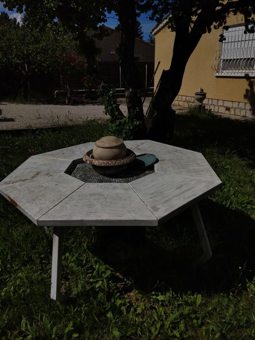 TABLE. OCTOGONALE EN FER de 1m50 de diam&egrave;tre. Meubles