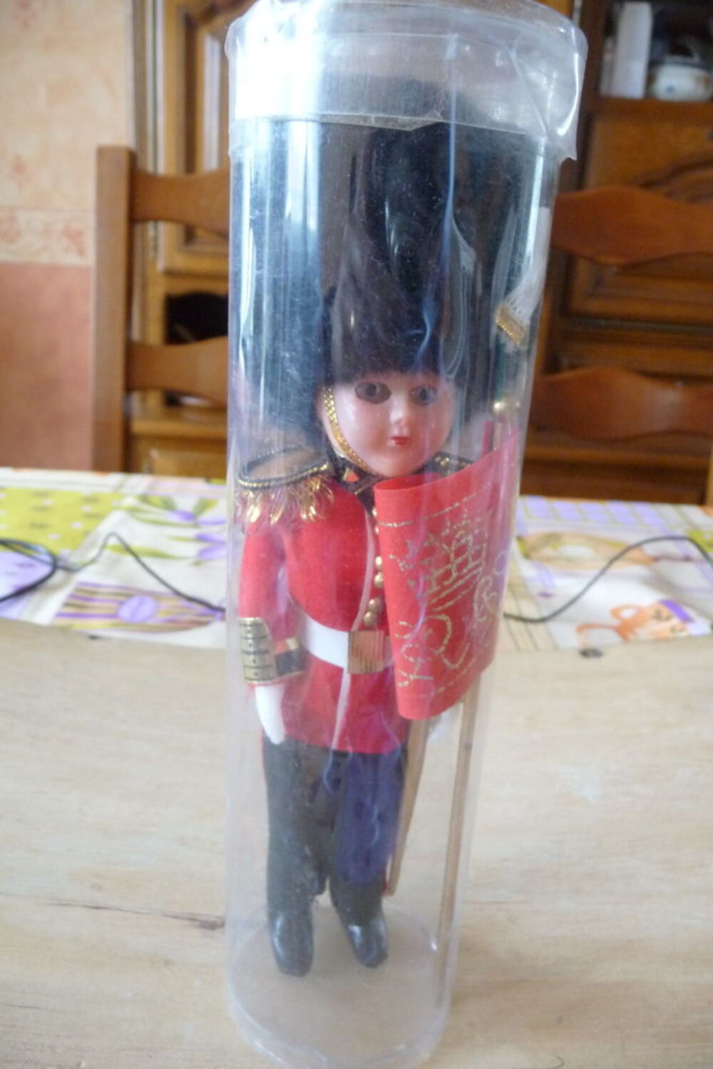 POUPEE LONDONIENNE GARDE DU CORPS 22 CM 