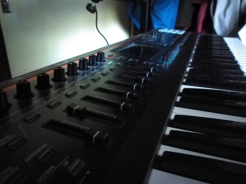 SYNTHETISEUR ROLAND FAMTOM 06 Instruments de musique