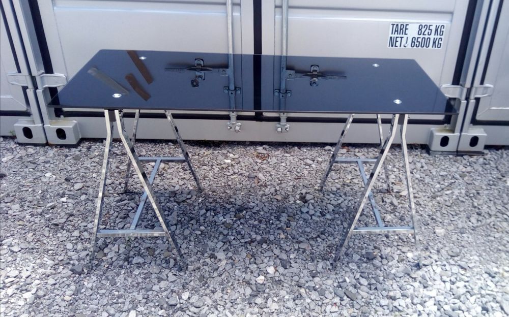 Bireau aux pieds chrom&eacute;s et plateau en verre. Matériel informatique