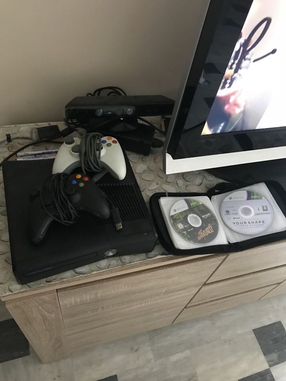 je vends ma XBOX 360 avec la kinect 2 manettes et 17 jeux Consoles et jeux vidéos