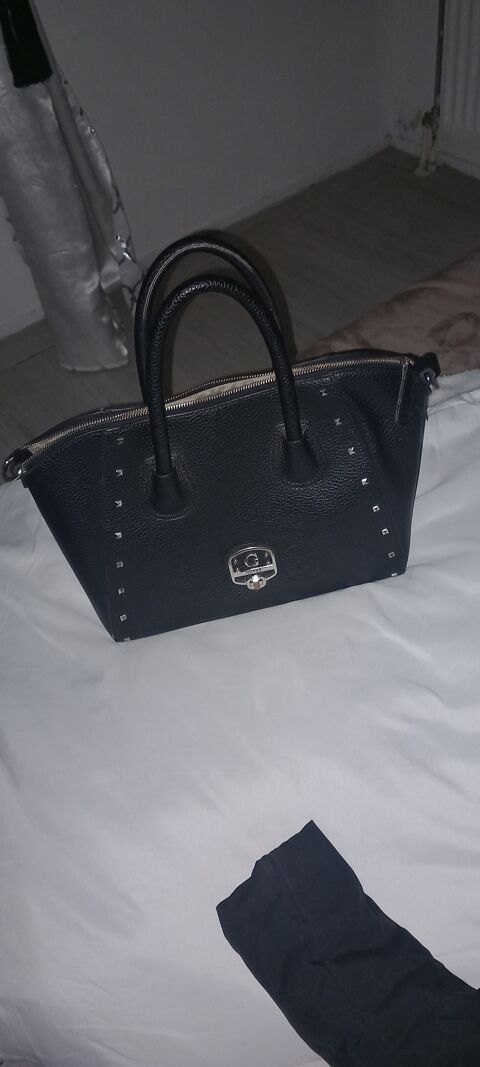 Sac  main femme guess 25 Limay (78)