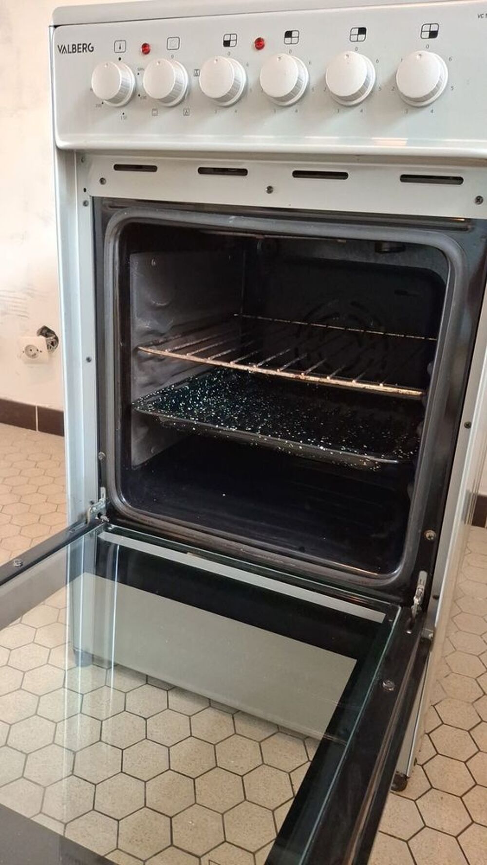 CUISINIERE VITROCERAMIQUE Electrom�nager