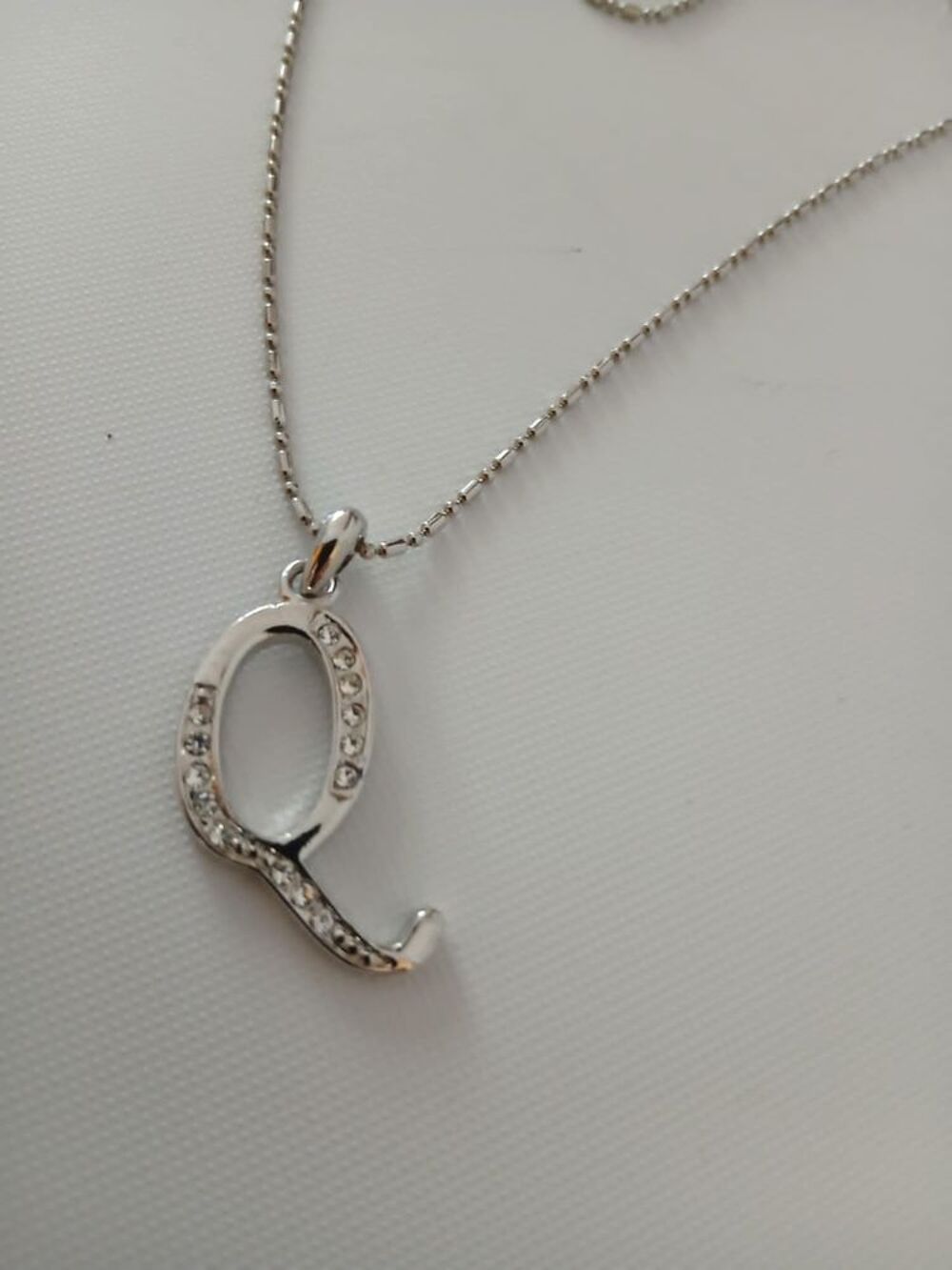  Belle parure lettre Q avec strass brillants belle forme N? Bijoux et montres