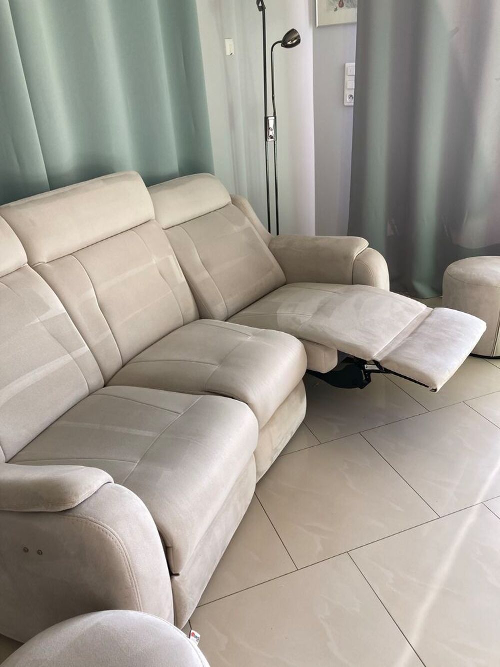 canap&eacute; 3 places plus 2 poufs Meubles